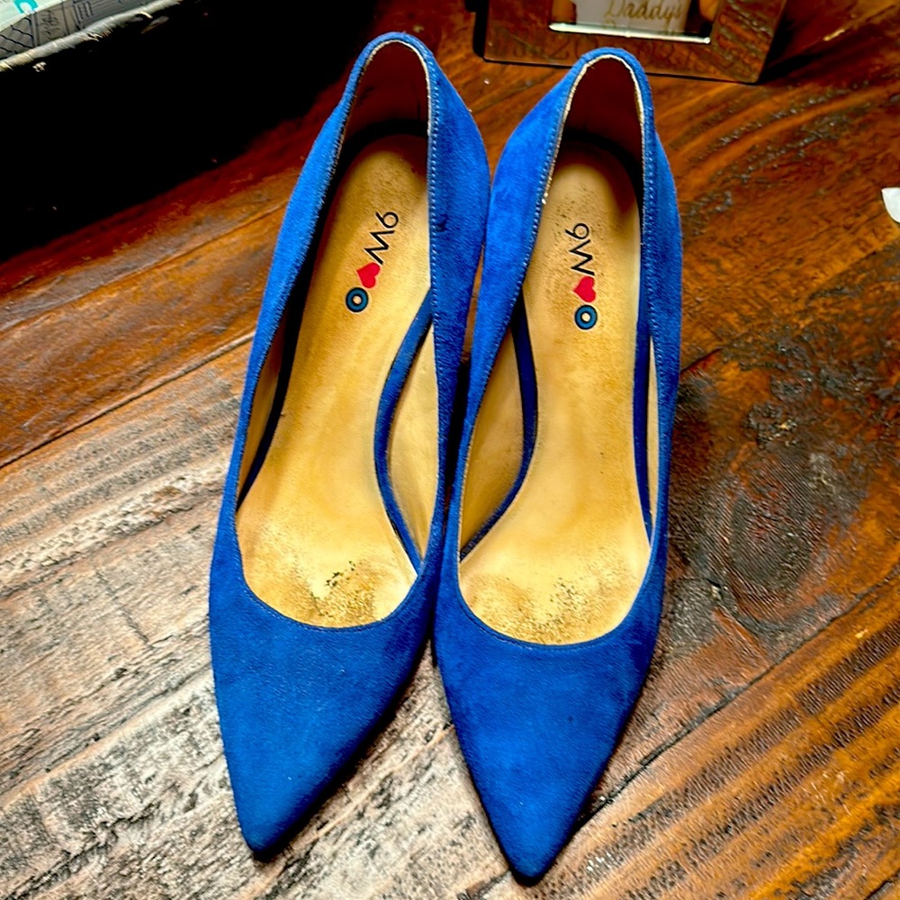 Blue suede heels. - Picture 2 of 4